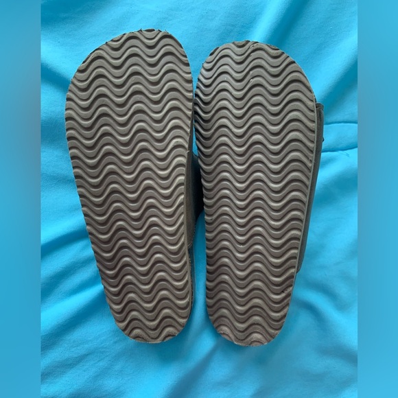 Kid’s slides size 8.5 - Picture 3 of 3